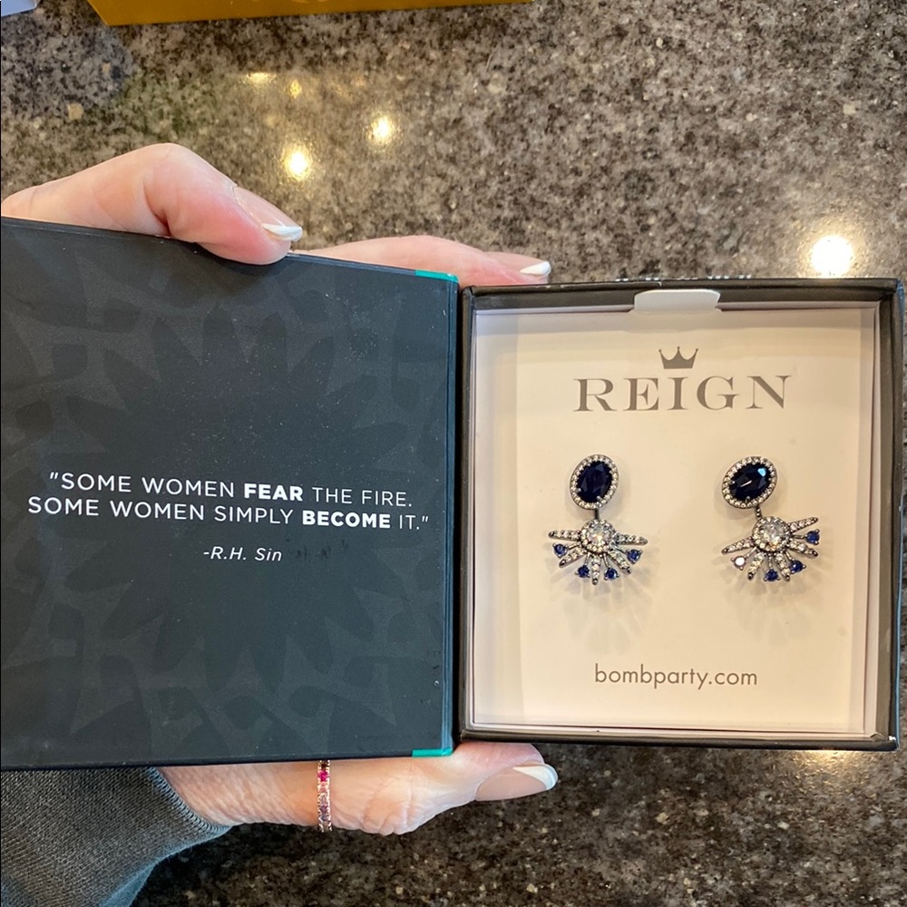 bp Silver and Blue Elegant Stud Earrings